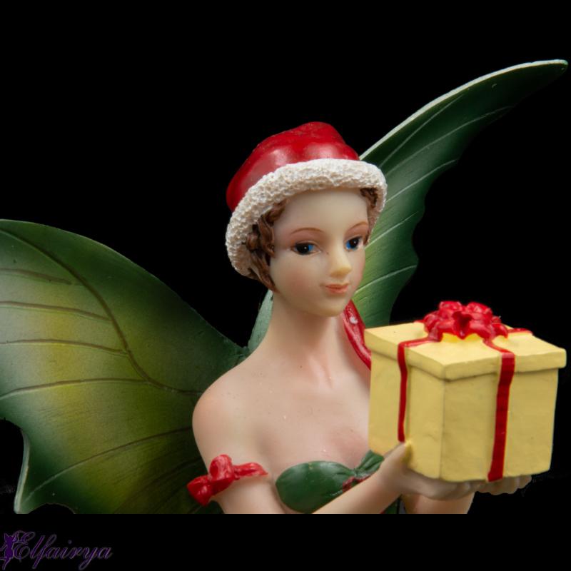 Weihnachtsfee "Merry" hält ein Geschenk